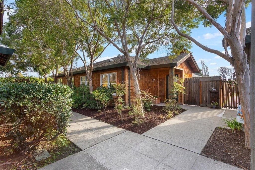 Photo of 631 Centre Ct Ct, Alameda, CA 94502 (MLS # 41122705)