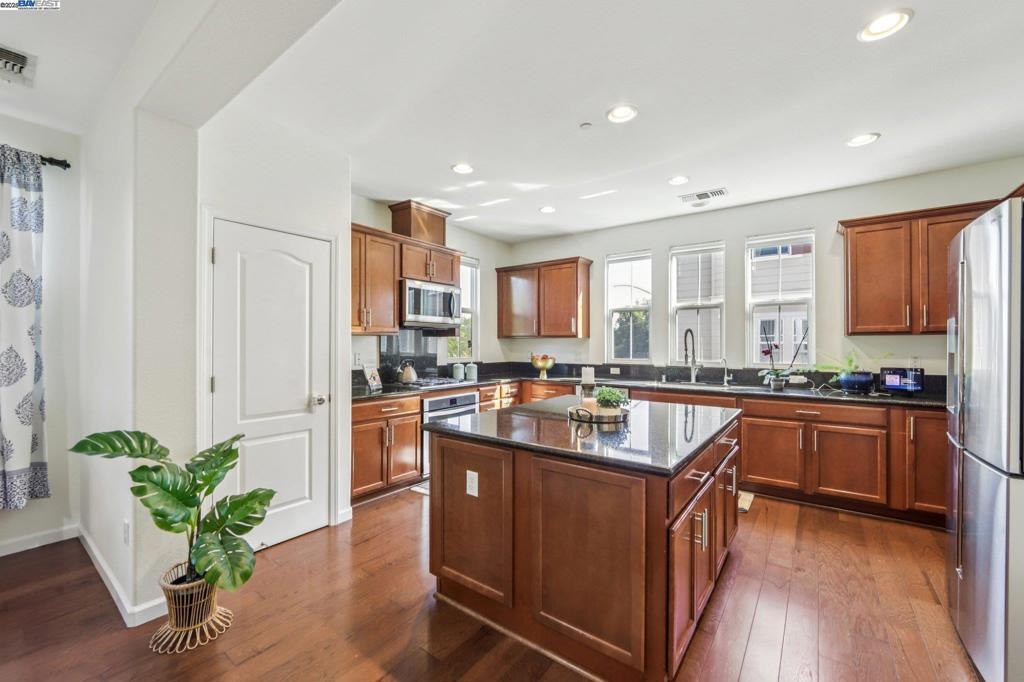 EMERALD PARK - Residential