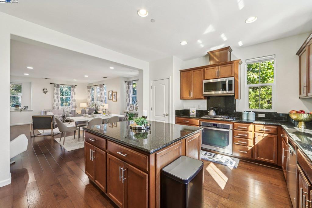 EMERALD PARK - Residential