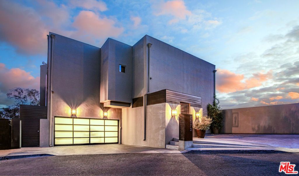 Photo of 8572 Hillside Avenue, Los Angeles, CA 90069 (MLS # 25613831)