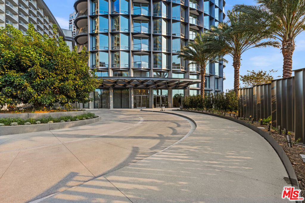 Properties 1 211 W Elm Court 18A