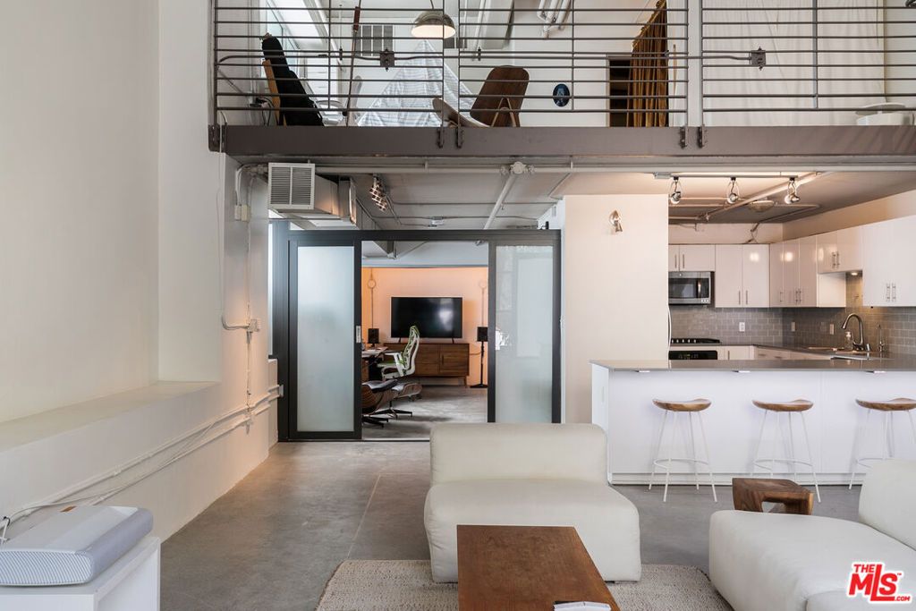 Photo of 1130 S Flower Street #103, Los Angeles, CA 90015 (MLS # 25629051)