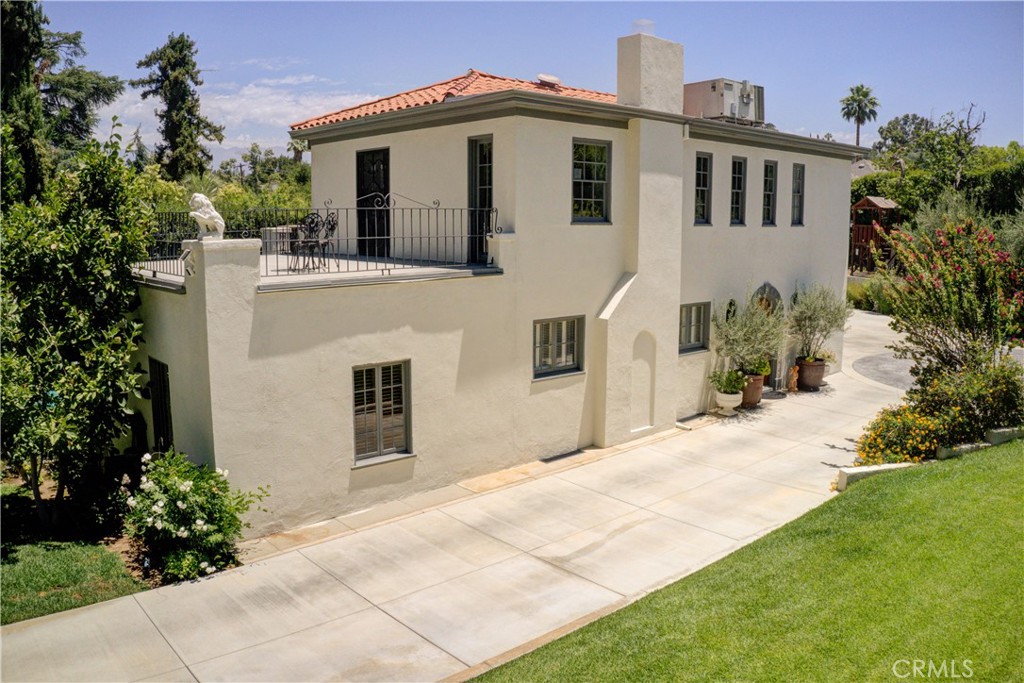 1205 W Highland