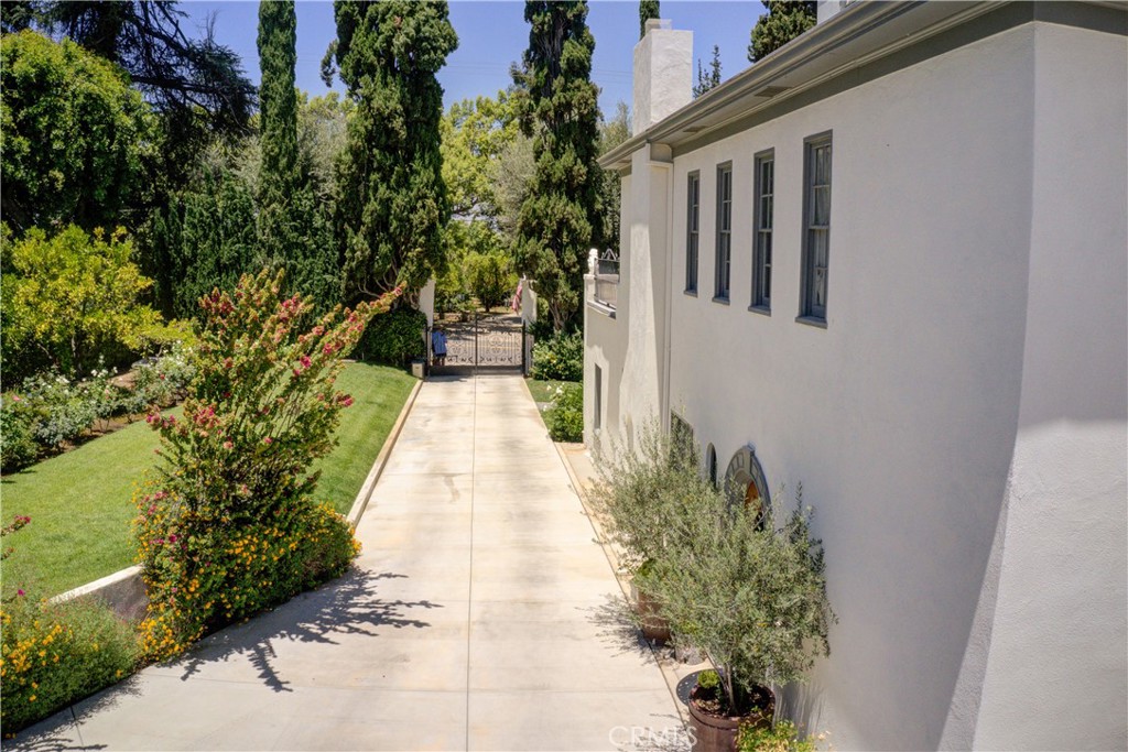 1205 W Highland