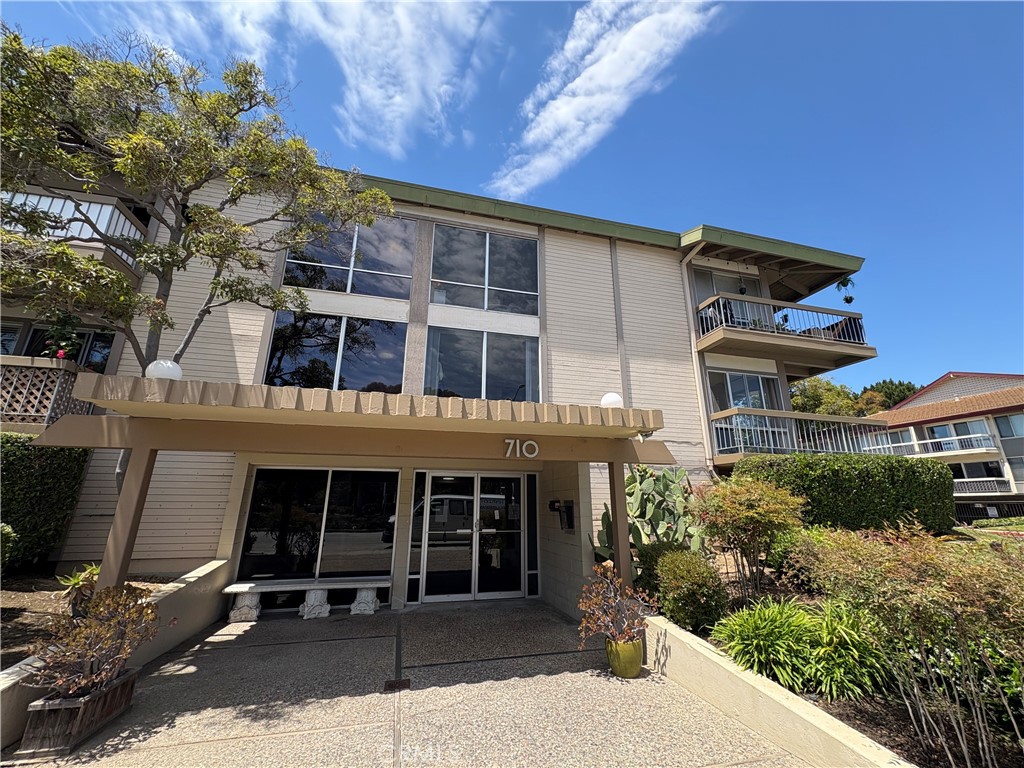 Welcome home to this cozy, top floor studio unit located at the heart of the peninsula next to the lagoon!
This open floor plan unit features ample natural light, brand new electric range, new garbage disposal, refrigerator, washer/dryer combo unit and its own private balcony. Each unit is assigned a designated space in the gated parking garage.
Just a walk away from Mariners Island Park, Bridgepointe Shopping Center, Mariners Point Golf Course, Home Depot, Costco and many restaurants and Hotels.
Quick access to Hwy 101 and Hwy 92 San Mateo-Hayward Bridge, as well as San Mateo downtown and Caltrain station.
Easy showing and visit today!