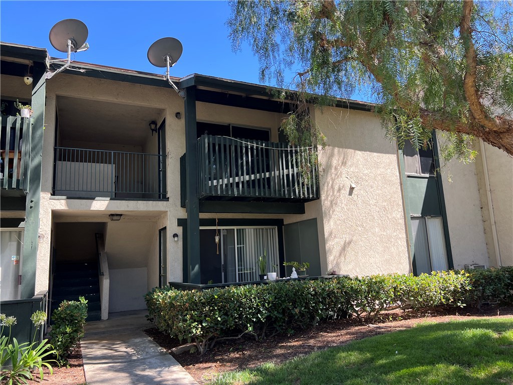 Upper Level 2 Bedrooms, 2 Bathrooms Condo. High ceiling in living room. Eat in Kitchen. Laundry in closet on balcony. Association pool and clubhouse. 1 Carport and 1 additional parking permit. Close to shops, restaurants and schools. Close to the Irvine Spectrum.