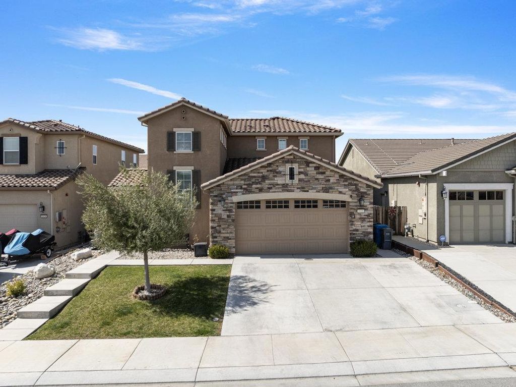 Photo of 1618 Lily Court, Hollister, CA 95023 (MLS # ML82025809)
