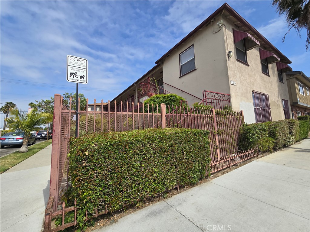 **RENT SPECIAL - FIRST MONTH FREE!!**
Lovely 1Bed/1Bath downstairs apartment in the City of Long Beach. There is a laundry room on-site for tenant's convenience. Short distance to shops and restaurants on Long Beach Blvd. Easy access to the 710 freeway.