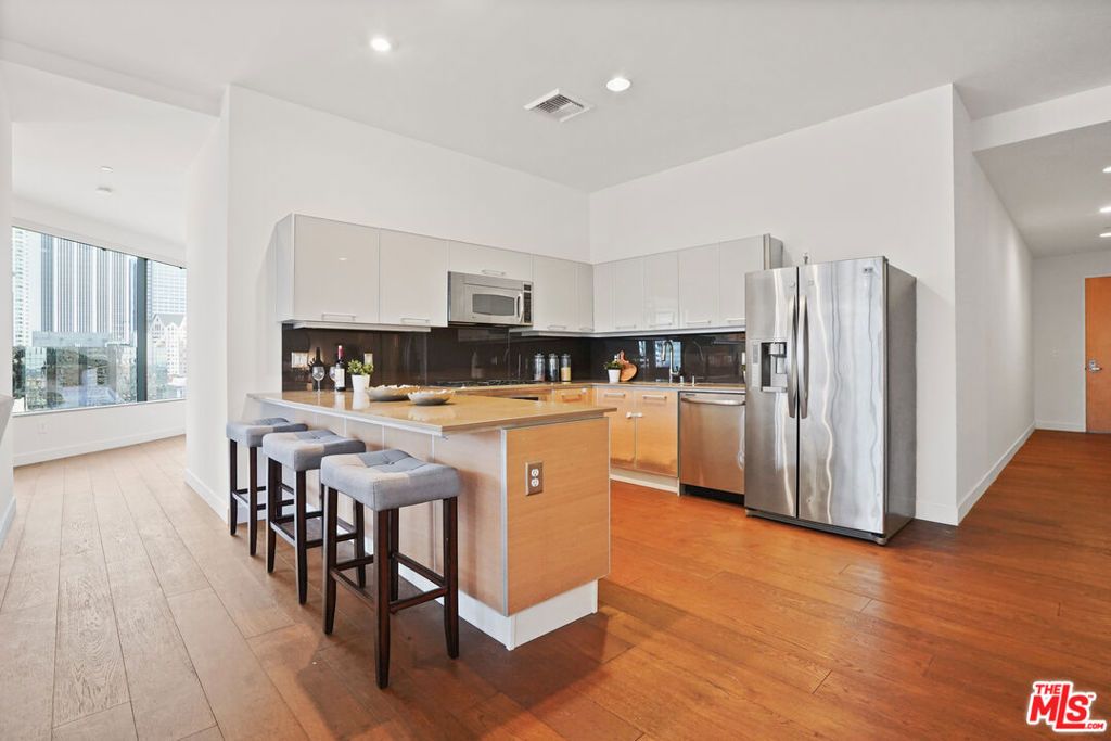 listing image 130720476430845879027