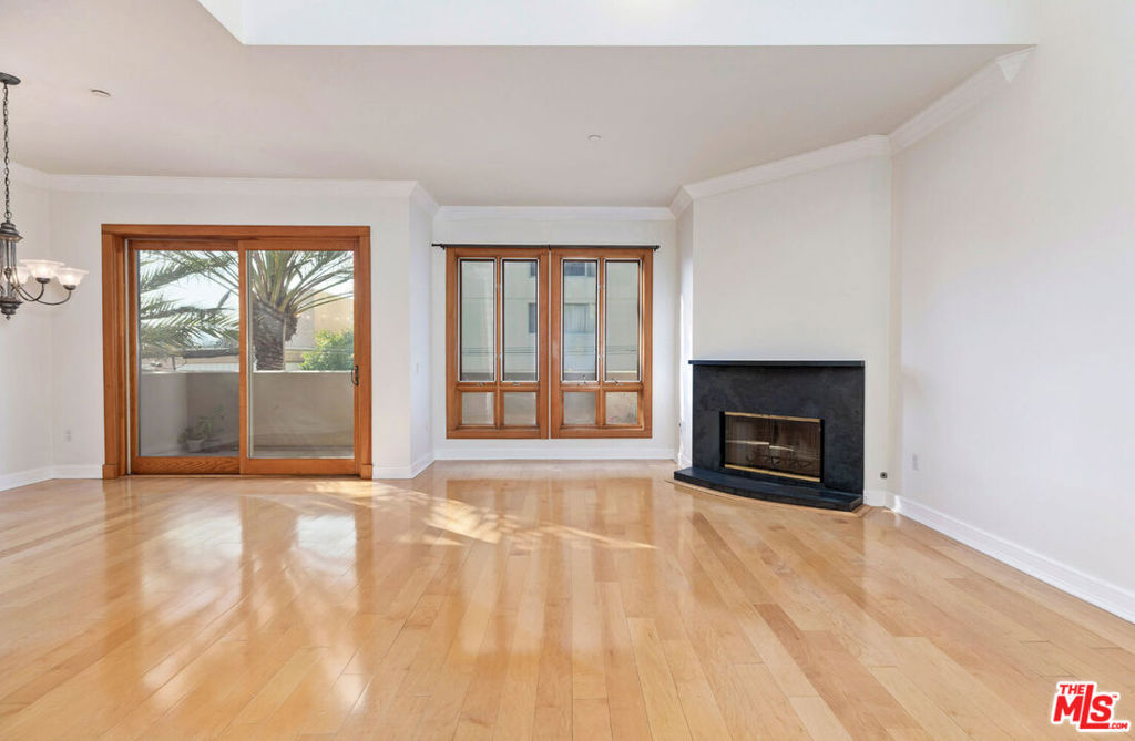 411 N Oakhurst Drive 404