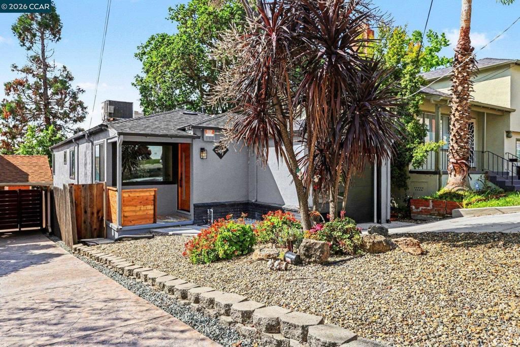 Photo of 2718 Oliver Ave Ave, Oakland, CA 94605 (MLS # 41131196)