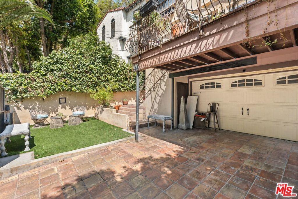 2132 Laurel Canyon Boulevard