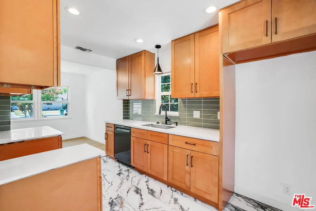 Tarzana, California 91335, United States, 3 Bedrooms Bedrooms, ,2 BathroomsBathrooms,Residential,Active,192305