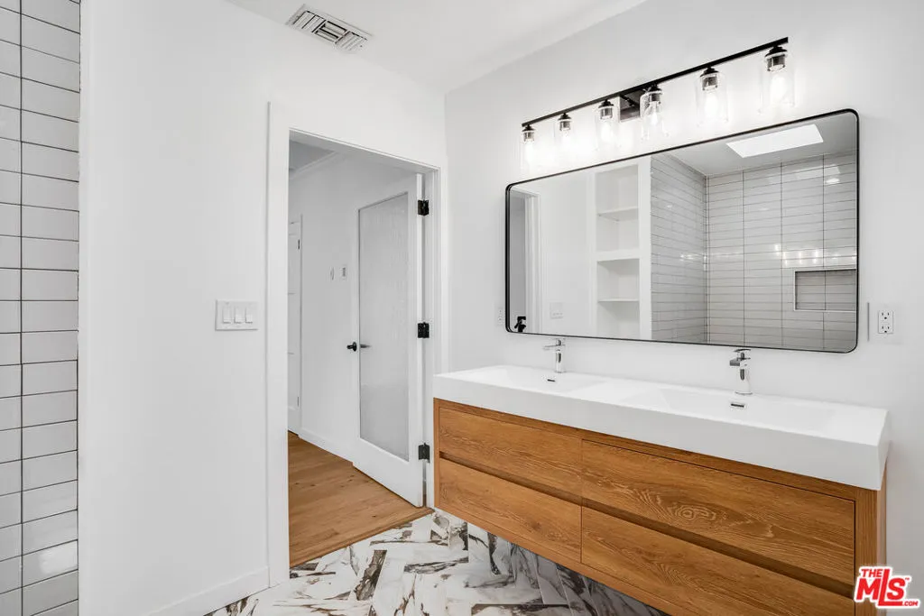 Tarzana, California 91335, United States, 3 Bedrooms Bedrooms, ,2 BathroomsBathrooms,Residential,Active,192305