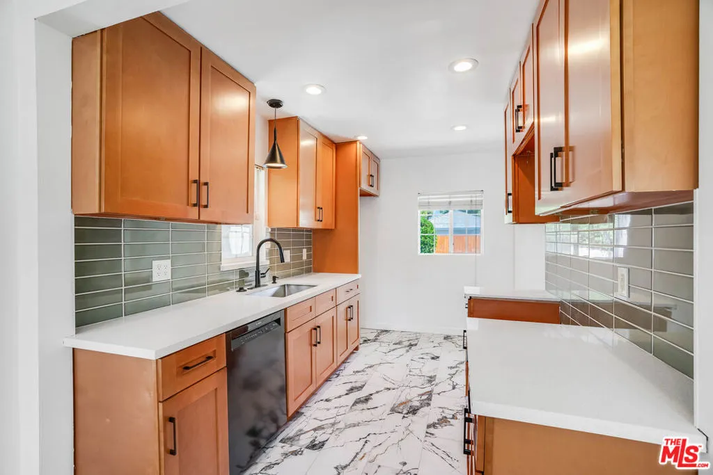 Tarzana, California 91335, United States, 3 Bedrooms Bedrooms, ,2 BathroomsBathrooms,Residential,Active,192305