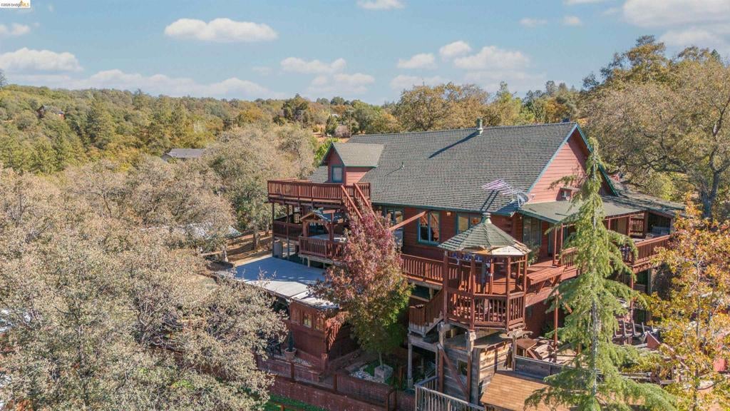 15800 Ridgefield Ct.