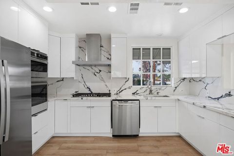 Photo of 6266 Etiwanda Avenue, Tarzana, CA 91335 (MLS # 26661691)