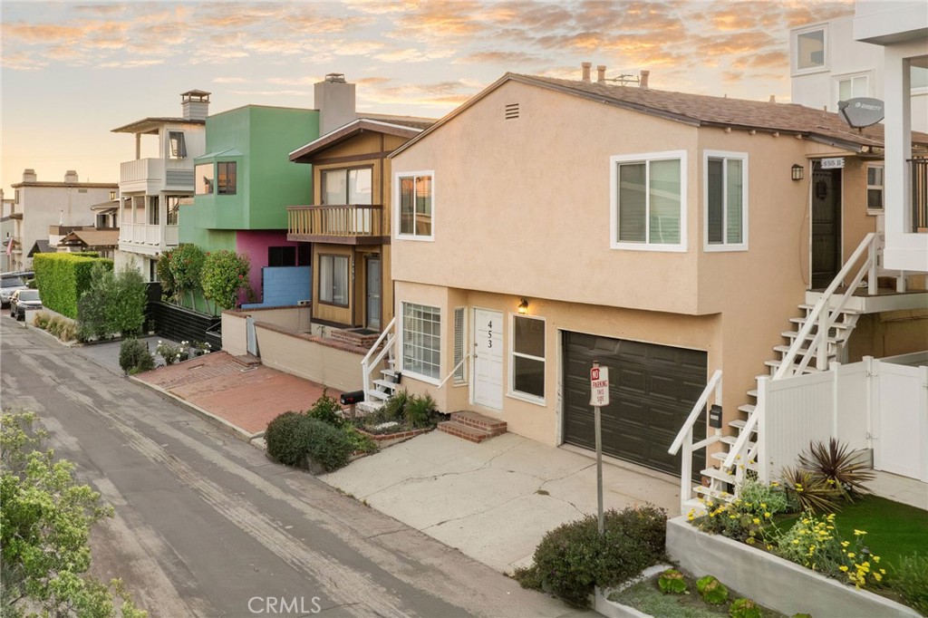 453 28th Street presents a rare triplex opportunity in the highly sought-after Sand Section of Manhattan Beach. Ideally situated just a short walk from the Strand, Bruce’s Beach, and all the dining and retail offerings of North Manhattan, this property offers incredible potential for both investors and owner-users alike.
The building features a desirable unit mix of (3) 1-bedroom, 1-bathroom units. Set on a compact 1,356 SF (30’x45’) lot, the 1,262 SF building includes a 1-car garage and is priced at $698,333/unit.
Whether you're looking to renovate and re-lease, secure a low-maintenance beachside asset, or live & own a great starter property with long term potential, 453 28th Street is a rare find just steps from the sand.