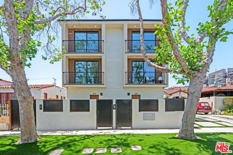 Photo of 839 1/4 N Detroit Street, Los Angeles, CA 90046 (MLS # 26849915)