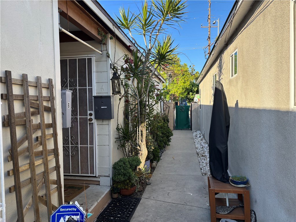 4921 S Centinela