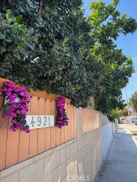 Photo of 4921 S Centinela Ave, Los Angeles, CA 90066 (MLS # SR26074154)