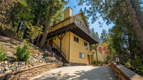 26947 Tunnel Drive, Lake Arrowhead, CA 92352 - #: CV25163216