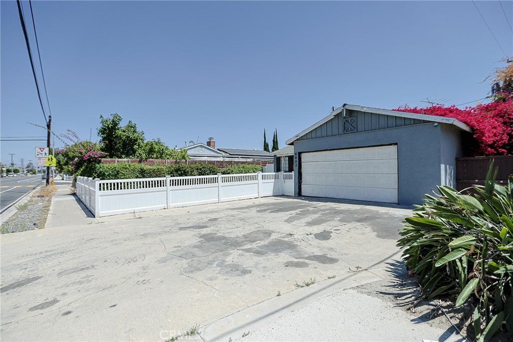 8802 Lampson Ave