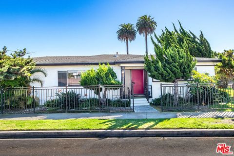 Photo of 4506 Grand View Boulevard, Los Angeles, CA 90066 (MLS # 25612269) Photo of 4506 Grand View Boulevard, Los Angeles, CA 90066 (MLS # 25612269)