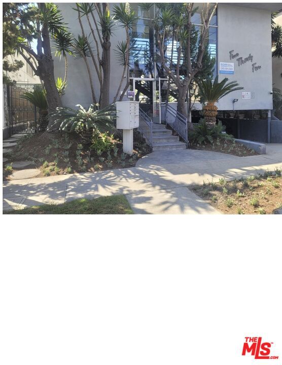 Welcome to this beautifully updated 3 bedroom, 3 bath SMART apartment home ideally located in the heart of Beverly Hills. This spacious two level two level town house style unit has one bedroom on the 1st level and two additional bedrooms upstairs. Enjoy modern living with an in unit washer and dryer, an extensive large private balcony ideal for relaxing and entertaining. This location is just a short walk from world class dining, shopping and entertaining. * Please note that photos posted may not be of exact unit being rented" ** Landlord will require excellent credit and income verification from applicants.