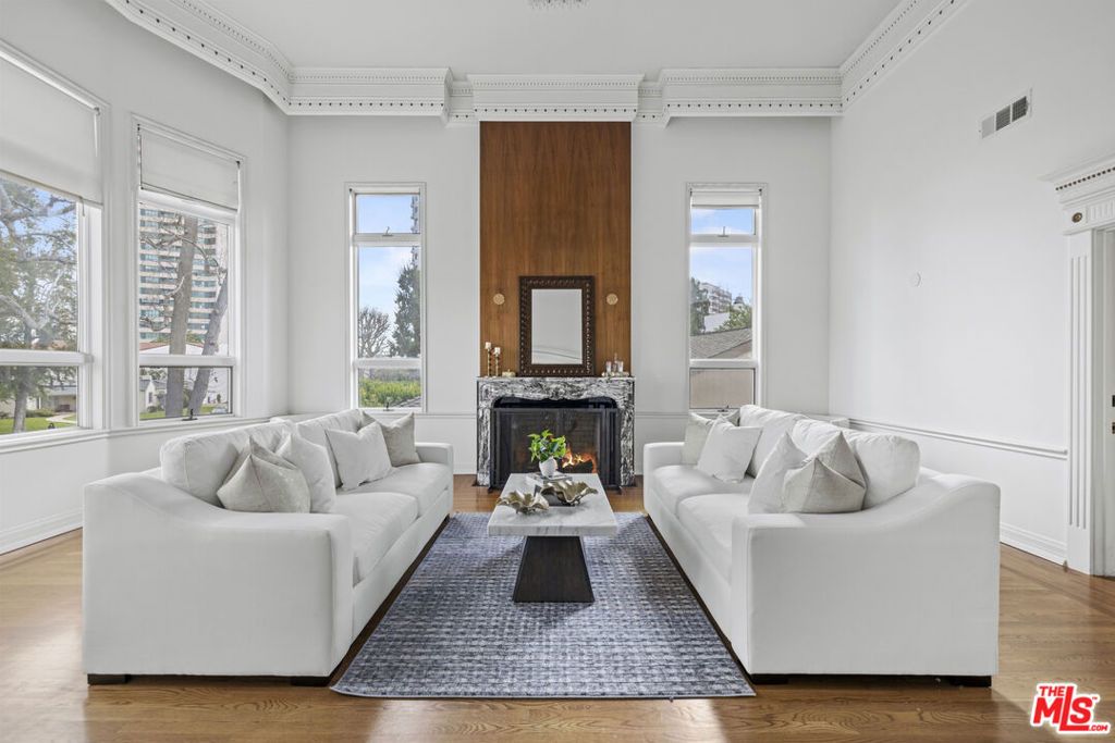 Photo of 865 Warner Avenue, Los Angeles, CA 90024 (MLS # 25591823)