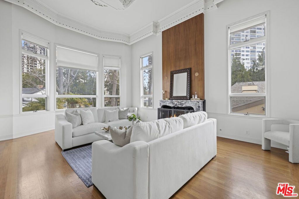 Photo of 865 Warner Avenue, Los Angeles, CA 90024 (MLS # 25591823)