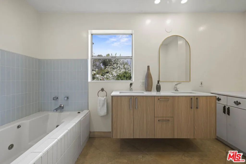 Los Angeles, California 90024, United States, 5 Bedrooms Bedrooms, ,8 BathroomsBathrooms,Residential,Active,210202