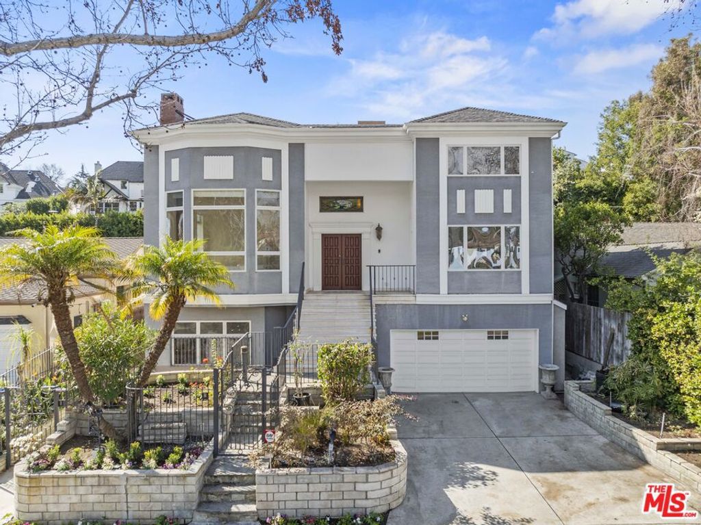 Photo of 865 Warner Avenue, Los Angeles, CA 90024 (MLS # 25591823)