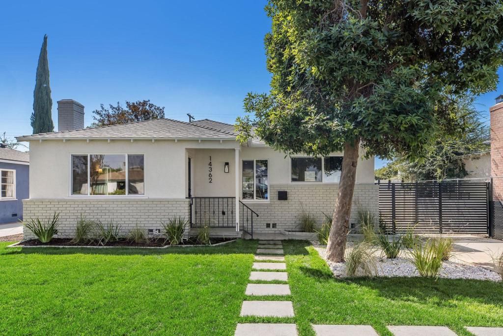 Photo of 14362 Collins St St, Sherman Oaks, CA 91401 (MLS # PTP2600171)