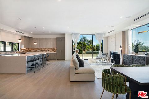 Photo of 10563 Ashton Avenue #2, Los Angeles, CA 90024 (MLS # 26639865)