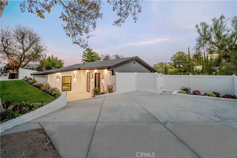 Photo of 4112 Knobhill Drive, Sherman Oaks, CA 91403 (MLS # SR26035763)
