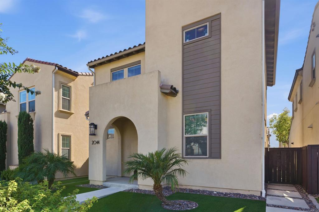 2044 Avenida Andanza