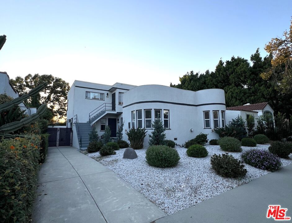 Come check out this beautiful, four-unit income property within blocks of the very popular Sycamore Avenue and all of its boutiques and restaurants! Rent potential is high for this one-of-a-kind, Art Deco gem. Highly sought after by tenants or owner-users, this charming fourplex is tucked away on a residential street but is just a few minutes' walk to Tartine, Heimat, Sightglass Coffee, and Sprouts.