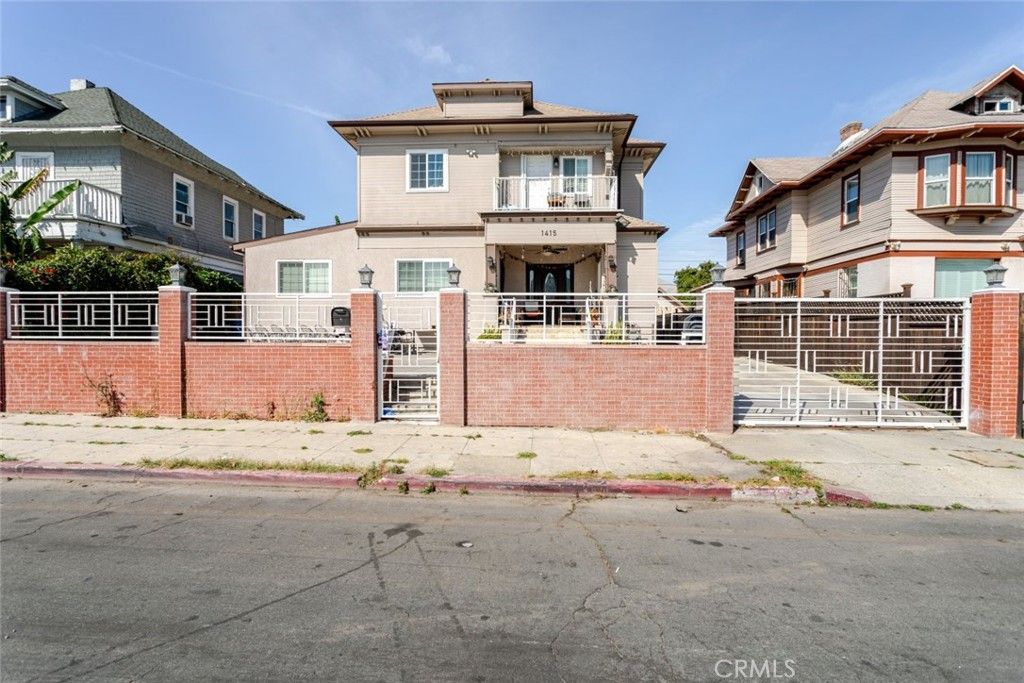 Photo of 1415 Arapahoe Street, Los Angeles, CA 90006 (MLS # SR26072297)