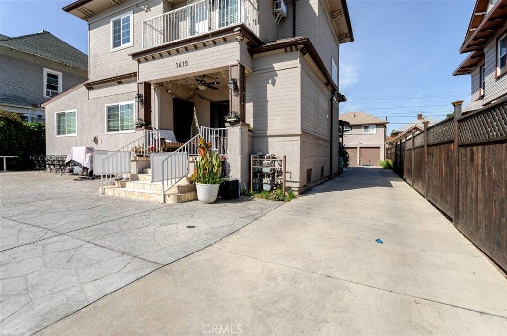 Photo of 1415 Arapahoe Street, Los Angeles, CA 90006 (MLS # SR26072297)