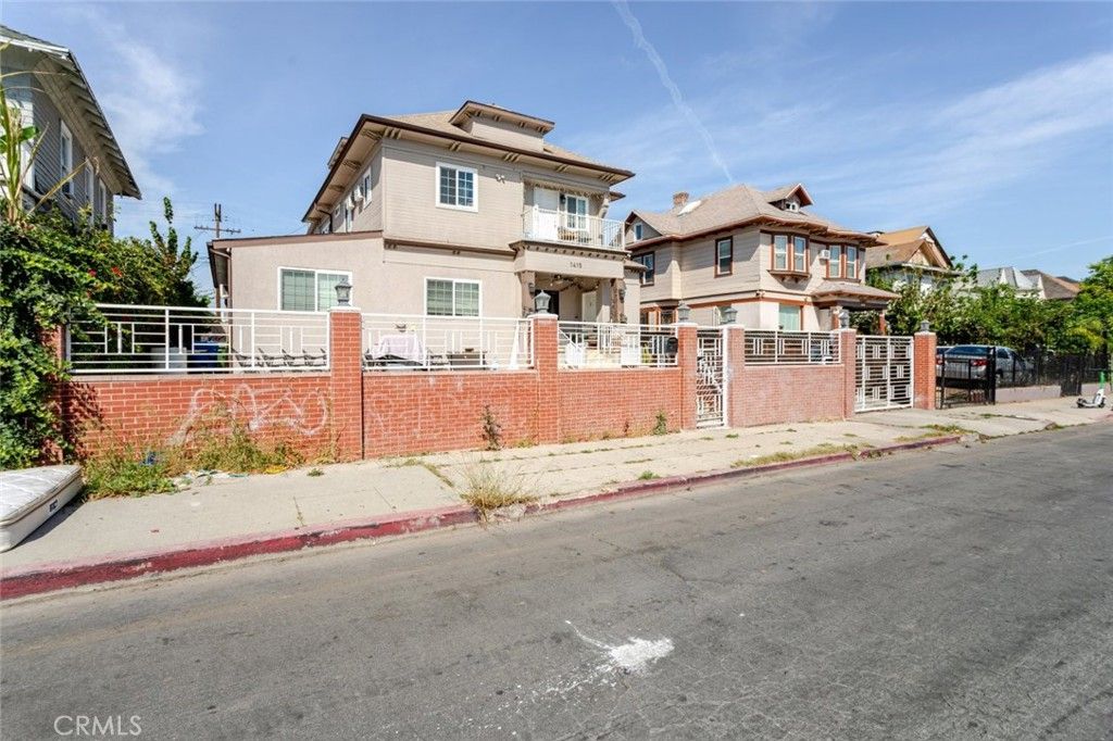Photo of 1415 Arapahoe Street, Los Angeles, CA 90006 (MLS # SR26072297)