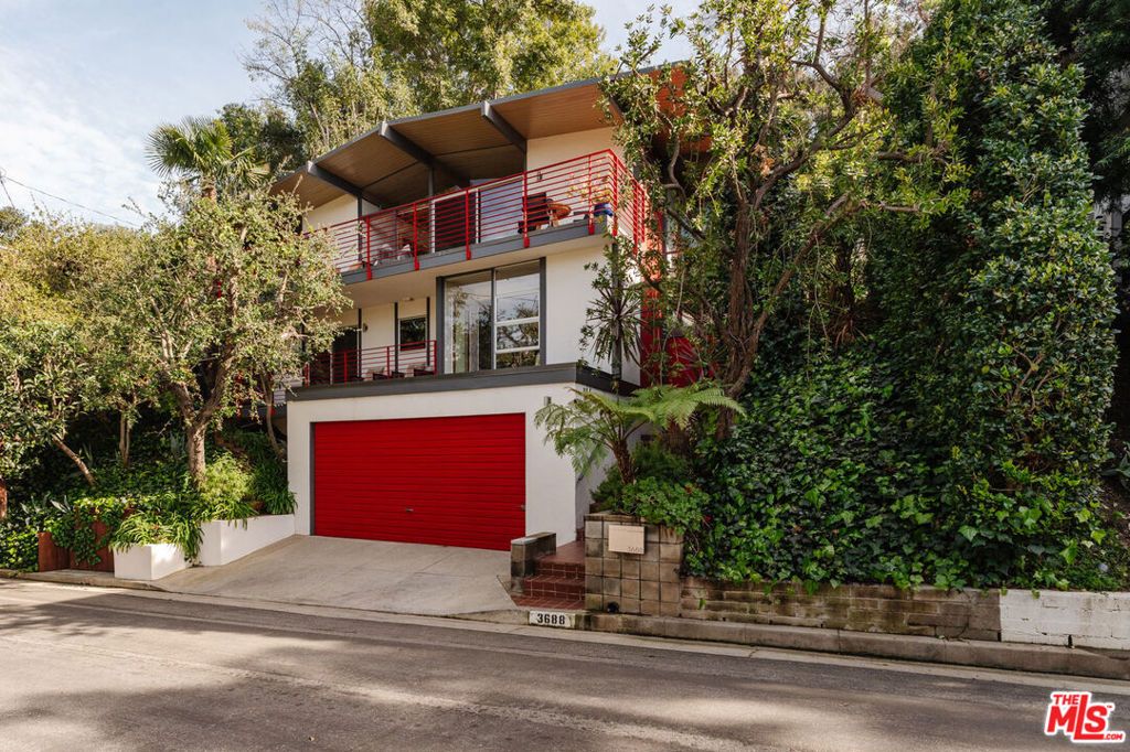 Photo of 3688 Buena Park Drive, Studio City, CA 91604 (MLS # 26658023)