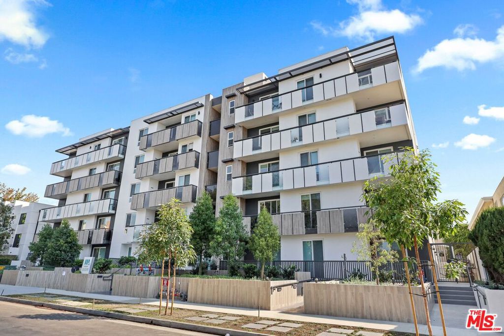 Welcome to Dunn Station by Wiseman, located in Culver City. This twenty-six-unit complex features two and three- bedroom apartment homes ranging from 953 to 1703 sq. ft.