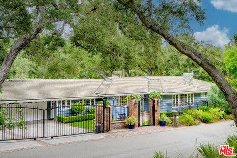 Photo of 525 Berkshire Avenue, La Canada Flintridge, CA 91011 (MLS # 26103716)