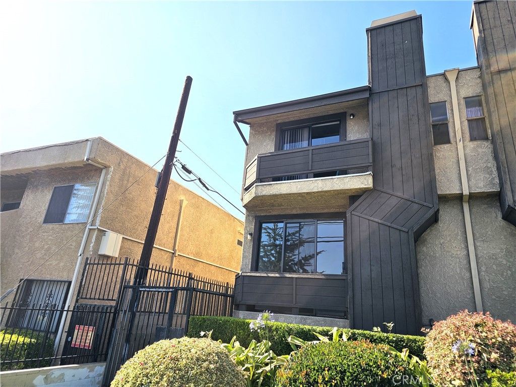 Photo of 6801 Mammoth Avenue #6, Van Nuys, CA 91405 (MLS # GD25134247)