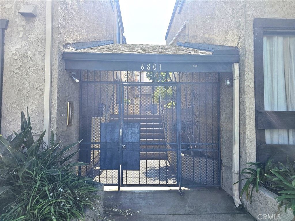 Photo of 6801 Mammoth Avenue #6, Van Nuys, CA 91405 (MLS # GD25134247)