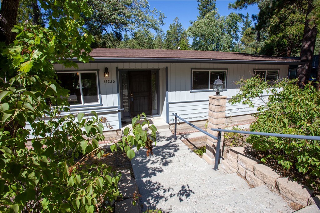 Charming 3-bedroom, 2-bath single-story home with level entry and a warm, inviting fireplace. This property offers comfortable living with a fenced yard featuring fruit trees, perfect for gardening or relaxing outdoors. Enjoy off-street parking and a convenient build-up area for storage or workshop potential. Ideally located close to town, highway access, skiing, and hiking trails, this home is perfect for full-time living or a mountain escape.
*Some images have been photoshopped such as fire in fireplace.