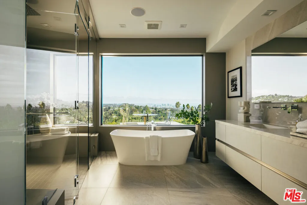 Los Angeles, California 90049, United States, 5 Bedrooms Bedrooms, ,6 BathroomsBathrooms,Residential,Active,224546