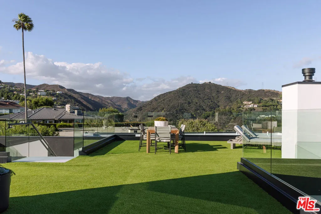 Los Angeles, California 90049, United States, 5 Bedrooms Bedrooms, ,6 BathroomsBathrooms,Residential,Active,224546