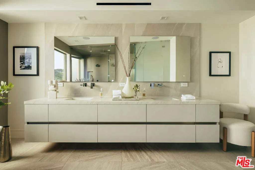 Los Angeles, California 90049, United States, 5 Bedrooms Bedrooms, ,6 BathroomsBathrooms,Residential,Active,224546